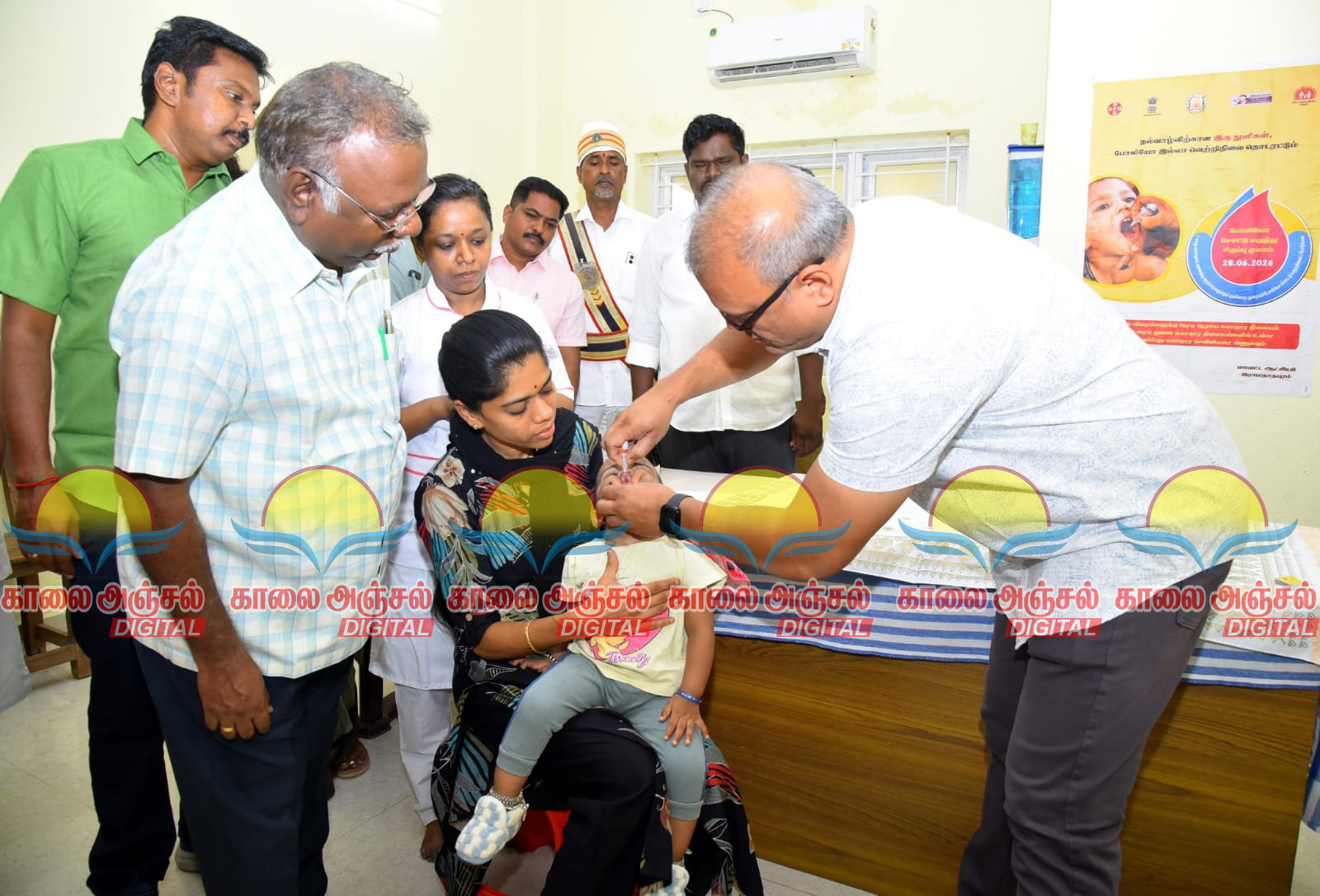 ராமநாதபுரம் புதுத்தெருவில் உள்ள நகர்புற ஆரம்ப சுகாதார நிலையத்தில் டி.ஆர்.ஓ வ.சங்கரநாராயணன்,மருத்துவம் மற்றும் மக்கள் நல்வாழ்வுத்துறை சார்பில் நடைபெற்ற போலியோ சொட்டு மருந்து முகாமினை துவக்கி வைத்து பார்வையிட்டார்.